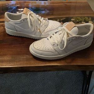 Nike Air Jordan 1 Retro Low OG PREM 
Size 9